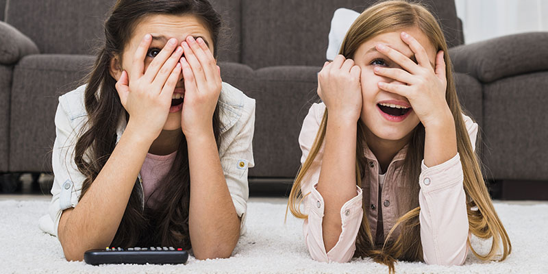 Niñas viendo televisión